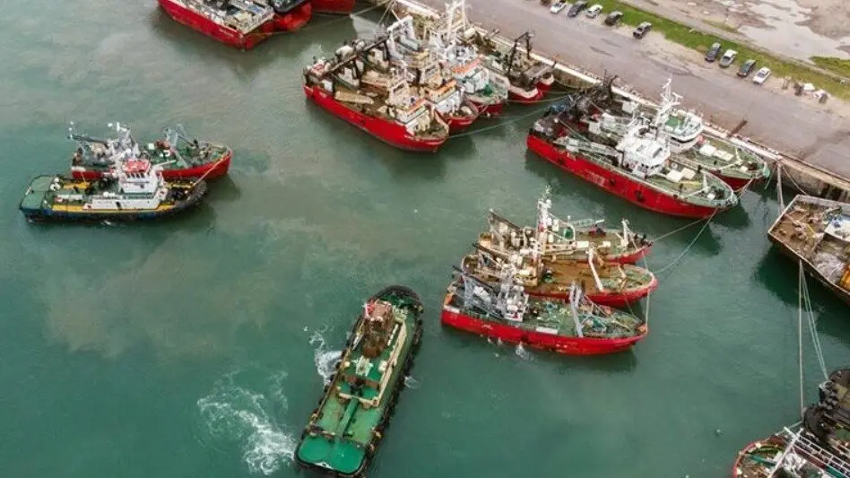 Pescadores analizan si aceptan oferta de los empresarios para levantar el paro de tangoneros 