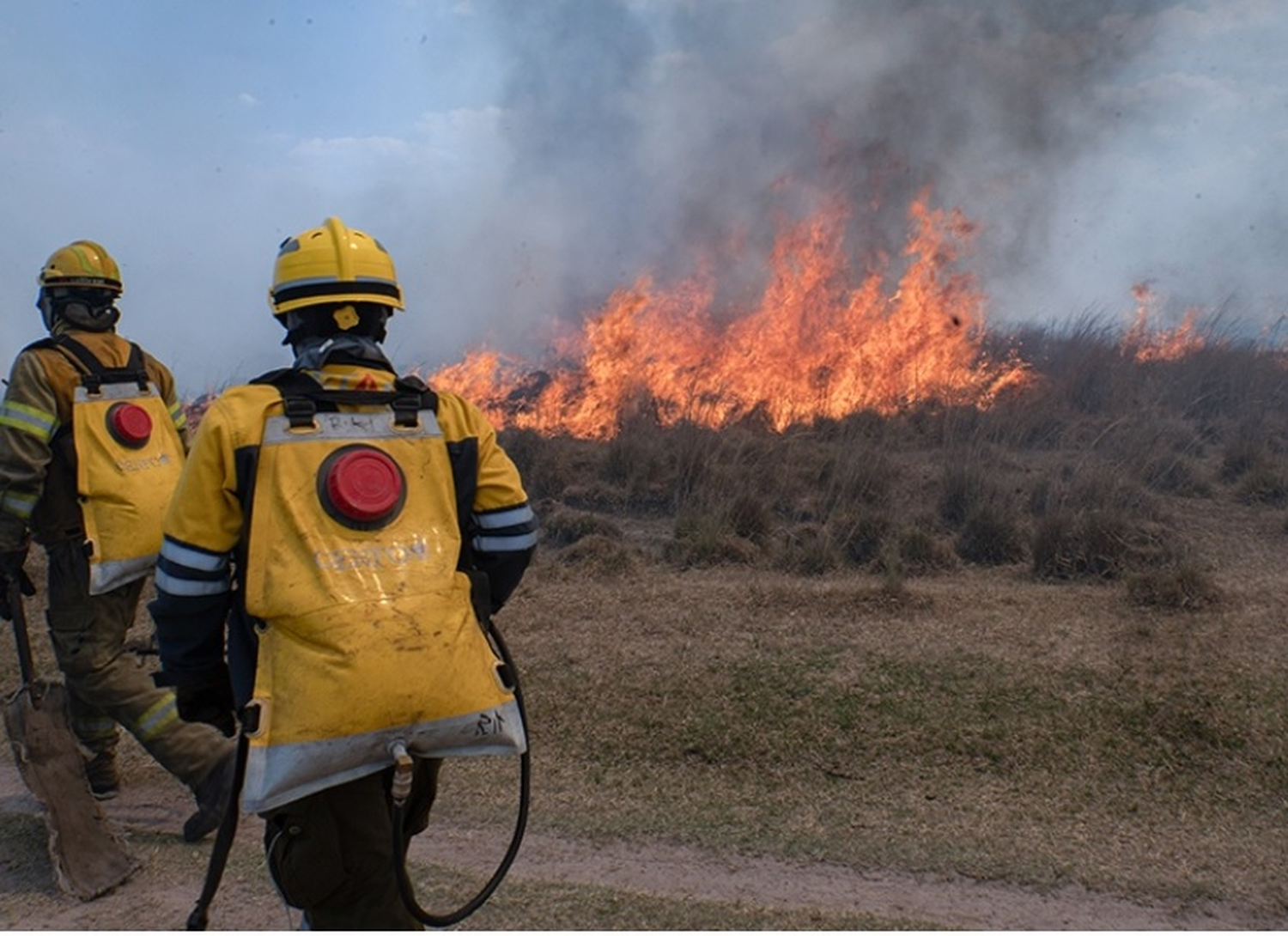 Trabajan para extinguir un foco activo en las islas del Delta