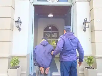 Un hombre con amplio prontuario fue aprehendido tras intentar escapar e ingresar a viviendas