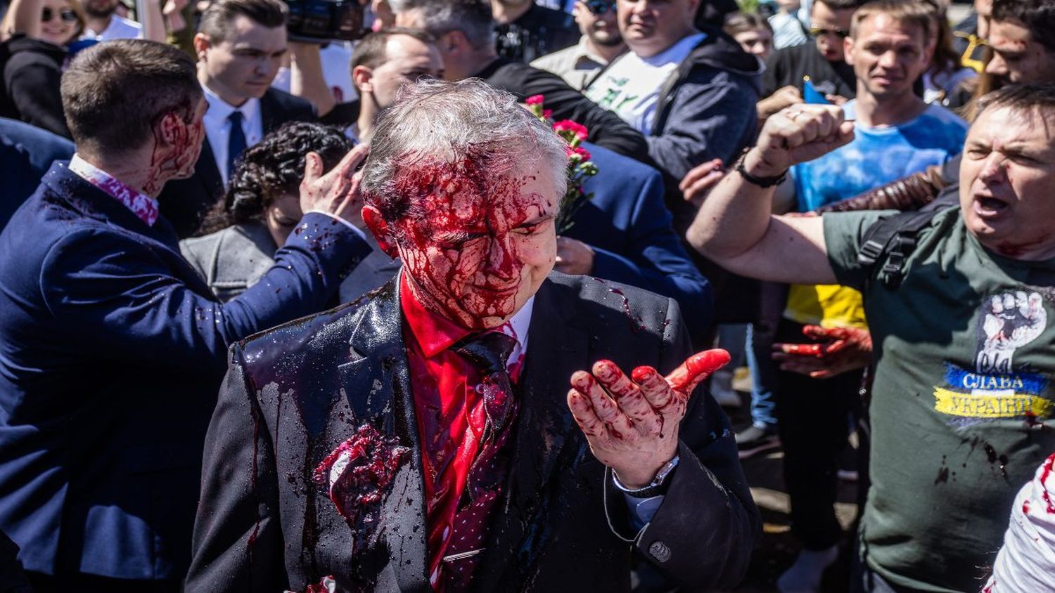 “AL GRITO DE ASESINO”: Embajador de Rusia en Polonia atacado con pintura roja por miles de ucranianos refugiados (+ Video)