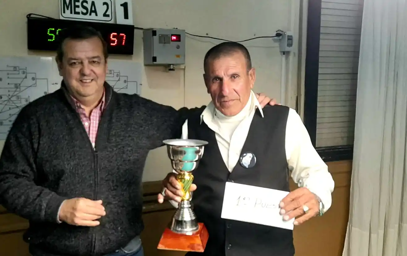 Representando al Jockey Club Andrés M. Crespo le entrega el premio al campeón de Entrerriano de Segunda Categoría, Daniel Romero, de Colón.