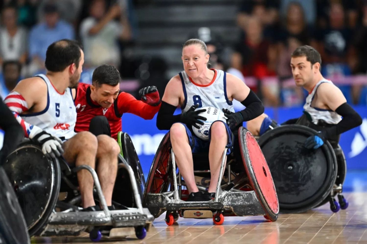 La atleta paralímpica Sarah Adam hace historia al convertirse en la primera mujer estadounidense en marcar en rugby en silla de ruedas