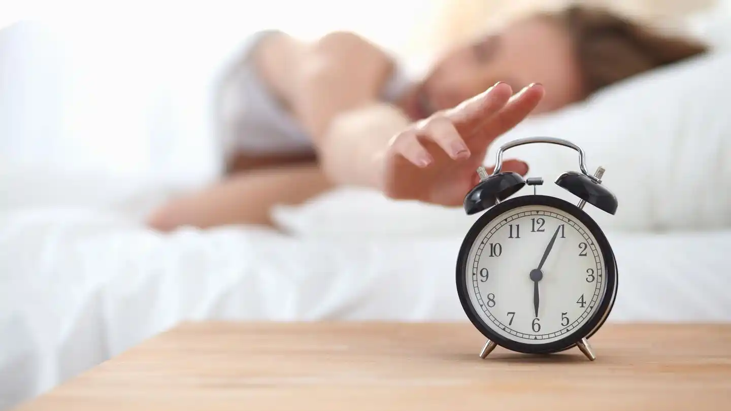 Los beneficios del despertador tradicional para mejorar la calidad del sueño.