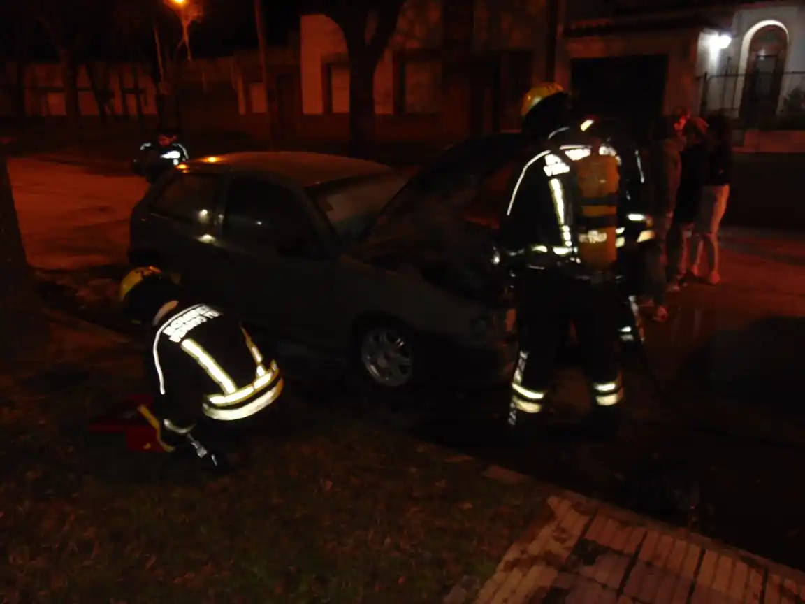 En Juan Bautista Alberdi al 400, bomberos colaboraron por el incendio de un vehículo.