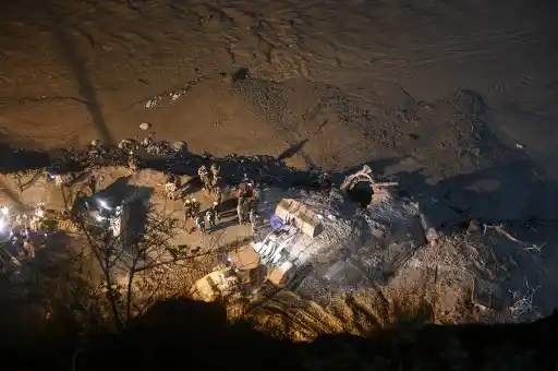 ¡IMPRESIONANTE! Rotura de un glaciar en el Himalaya deja al menos 18 muertos y 200 desaparecidos en India