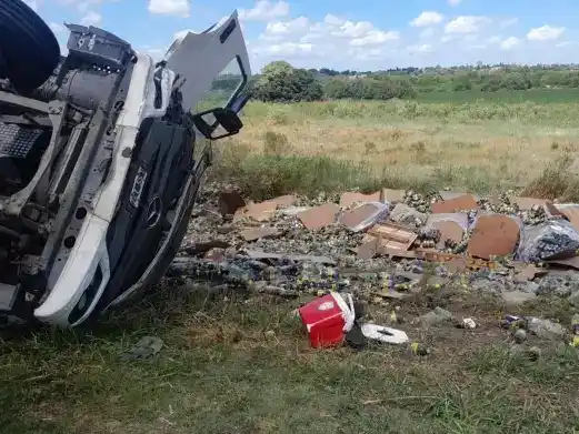 Tras un choque, volcó un camión cargado con botellas de fernet y los vecinos del lugar se las llevaron a todas