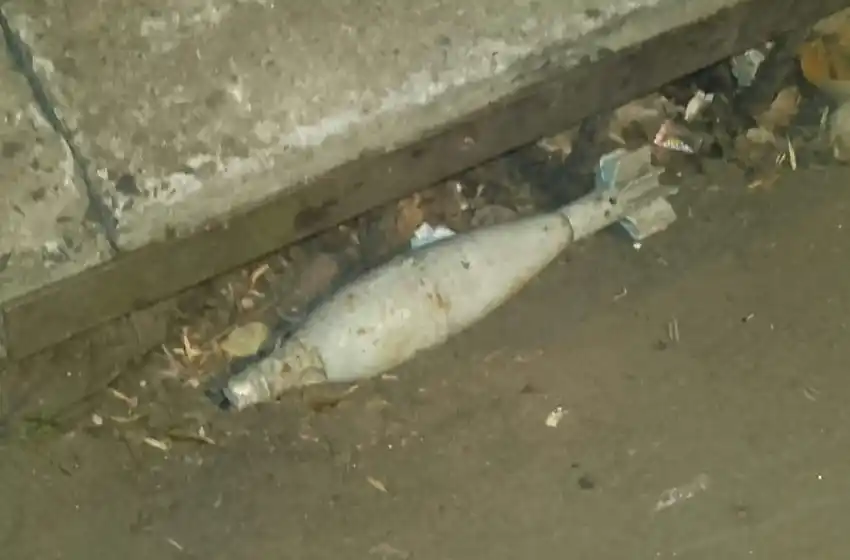 Una vecina tiró una bomba de mortero a la boca de tormenta