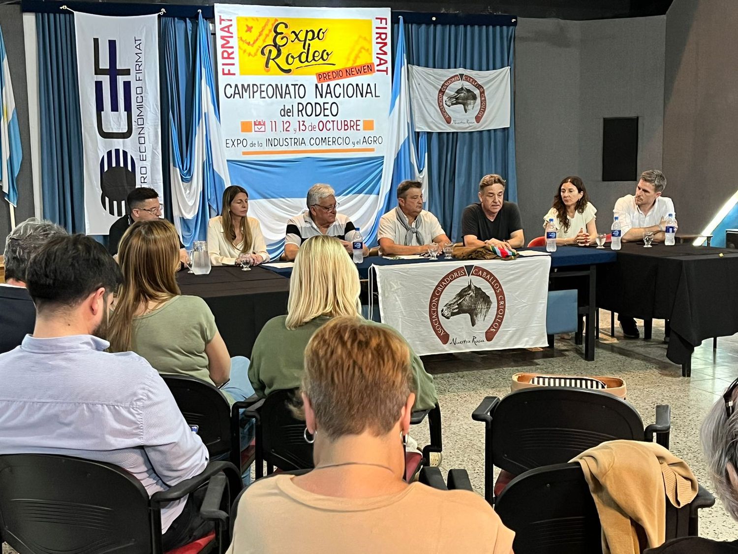 Las autoridades en la conferencia de prensa presentando la Expo Rodeo 2024.