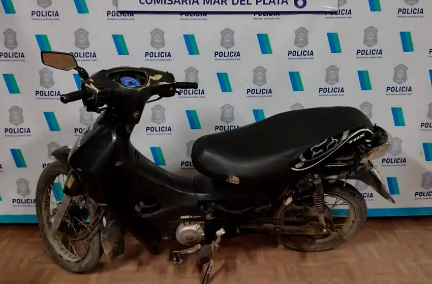 Atrapan a dos motochorros que le habían arrebatado una mochila a una mujer