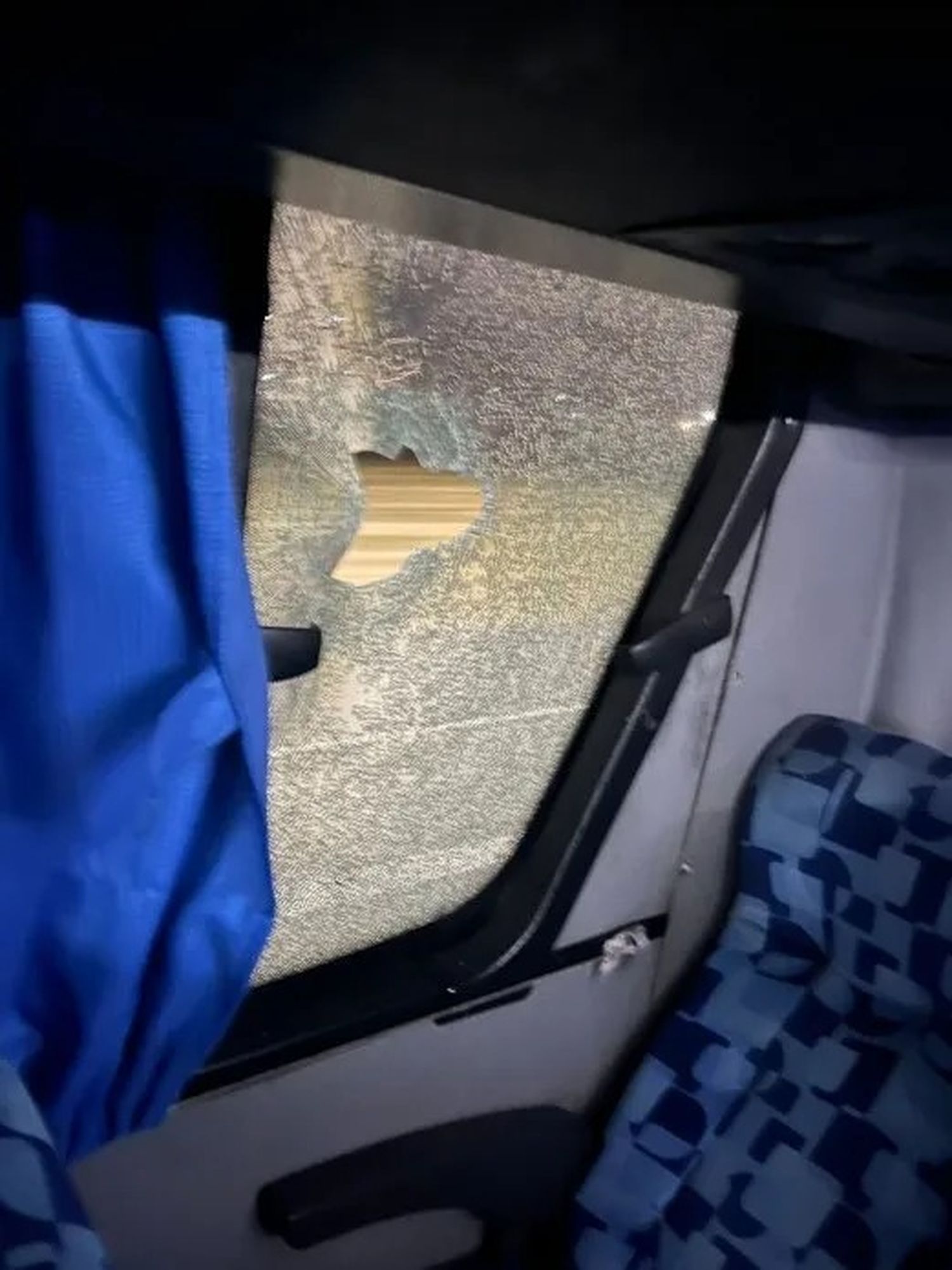 Violencia en la Autopista La Plata - Buenos Aires: atacaron a piedrazos un micro del Costera Metropolitana