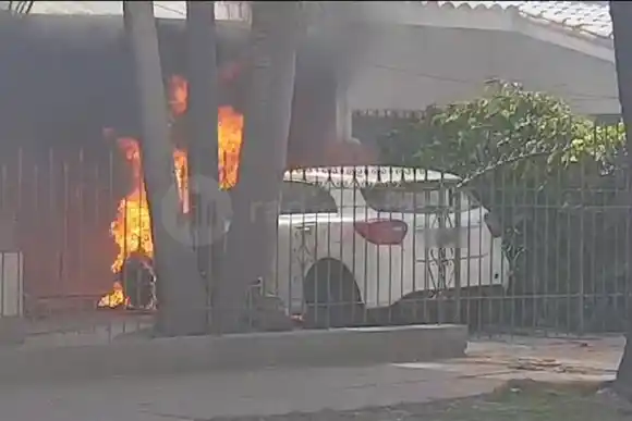 VIDEO | Un auto terminó en llamas en pleno barrio 9 de Julio: ¿qué ocurrió?