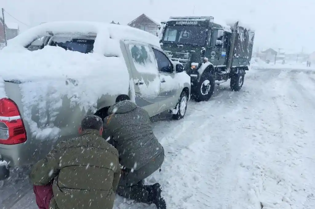 Asisten a turistas varados por las intensas nevadas en Neuquén