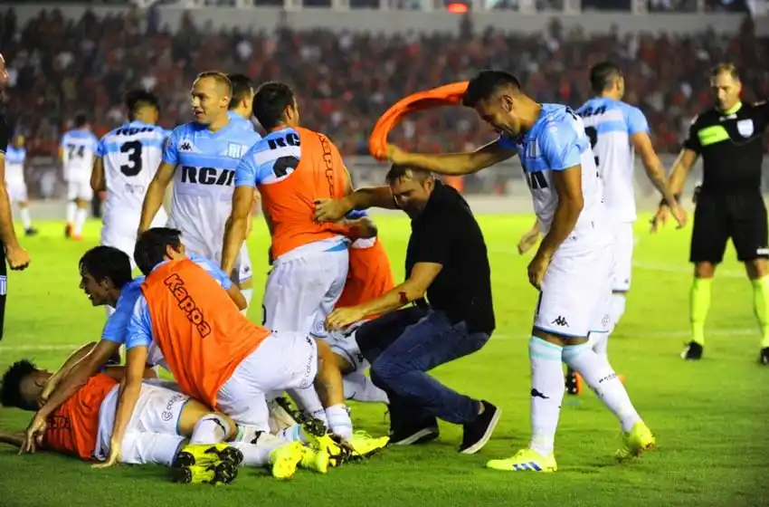 Racing se quedó con el clásico y la punta en soledad