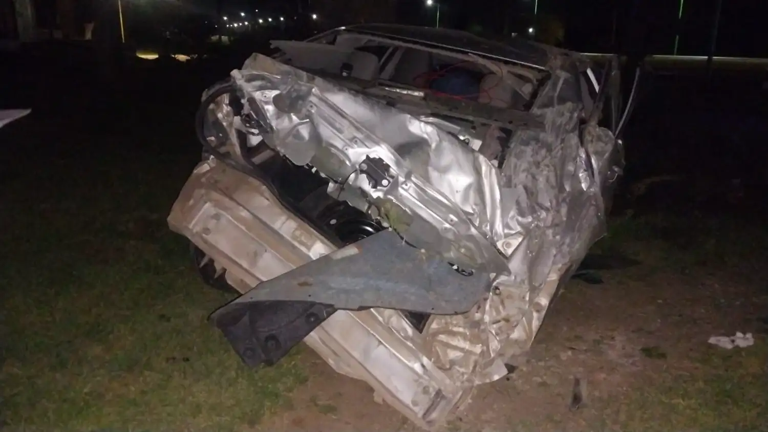 Un auto sufrió un fuerte vuelco en el Acceso Sur: su único ocupante se salvó de milagro