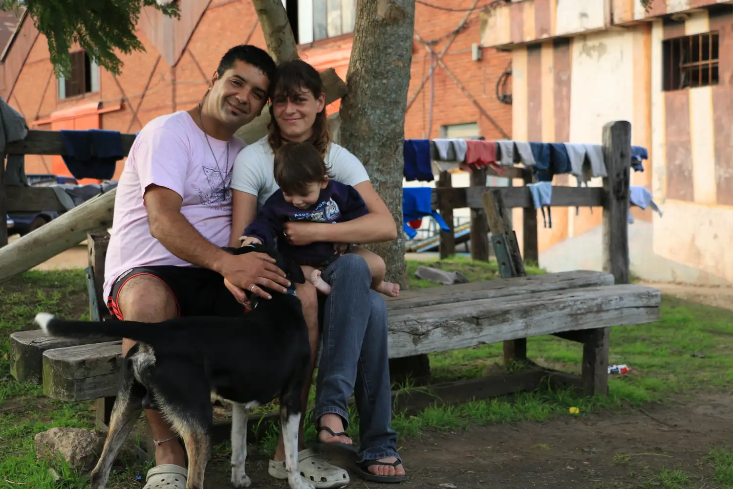El día a día de los evacuados en los galpones del puerto: una realidad que golpea fuerte