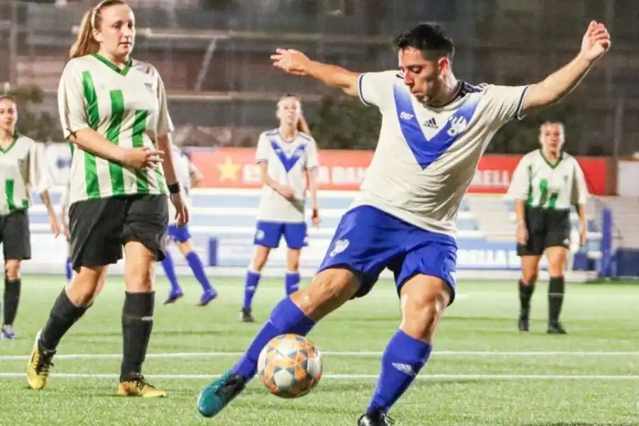 Álex Alcaide, el futbolista trans que juega con chicas: "No estoy haciendo nada malo"