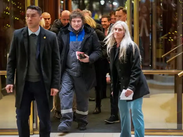 Milei llegó a Noruega vestido con el mameluco de YPF