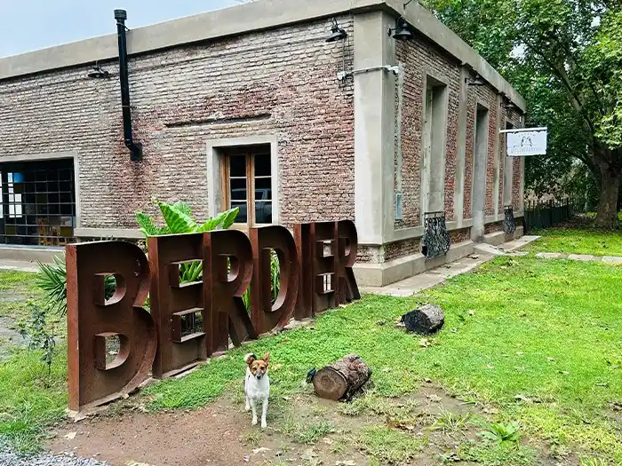 Berdier se encuentra a 10 kilómetros de Salto y a 195 kilómetros de la Capital Federal y es conocido por ser el Pueblo de las Diagonales.