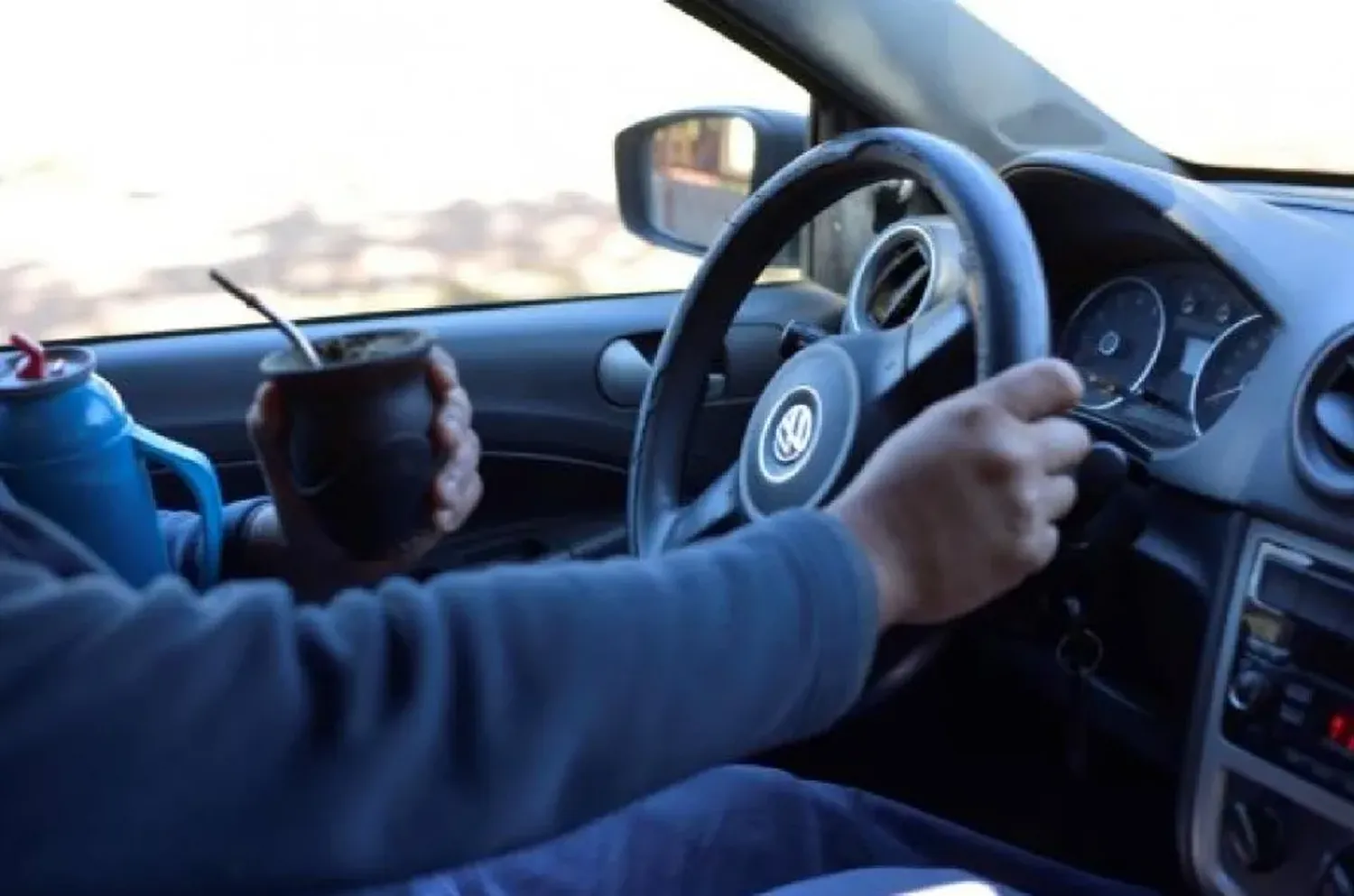 Tomar mate al volante implica un riesgo tanto para el conductor como terceros.