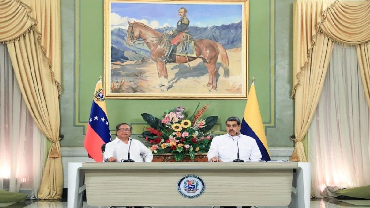 PETRO Y MADURO trataron temas de migración, intercambio energético y la paz en encuentro de Caracas