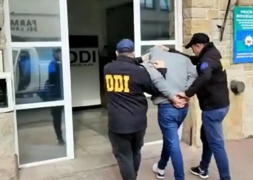 Mar del Plata: Quiso cobrar dinero por devolver un celular a su dueño, pero cayó en la trampa y lo atrapó la policía