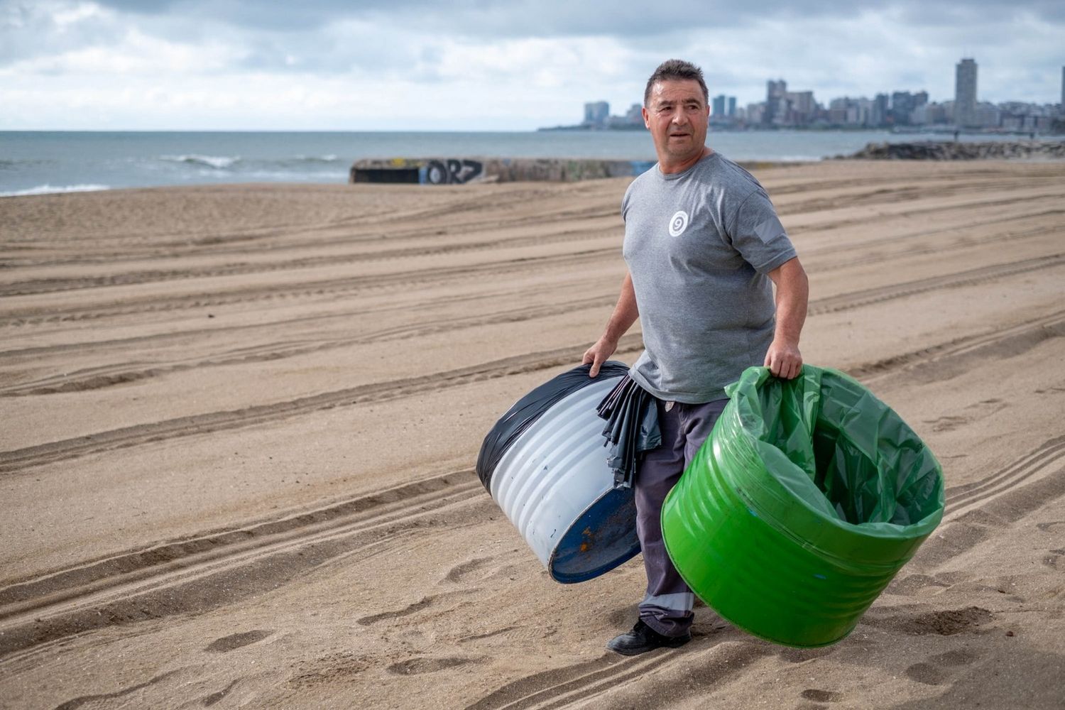 Las playas suman 200 cestos de basura, para residuos recuperables y no recuperables