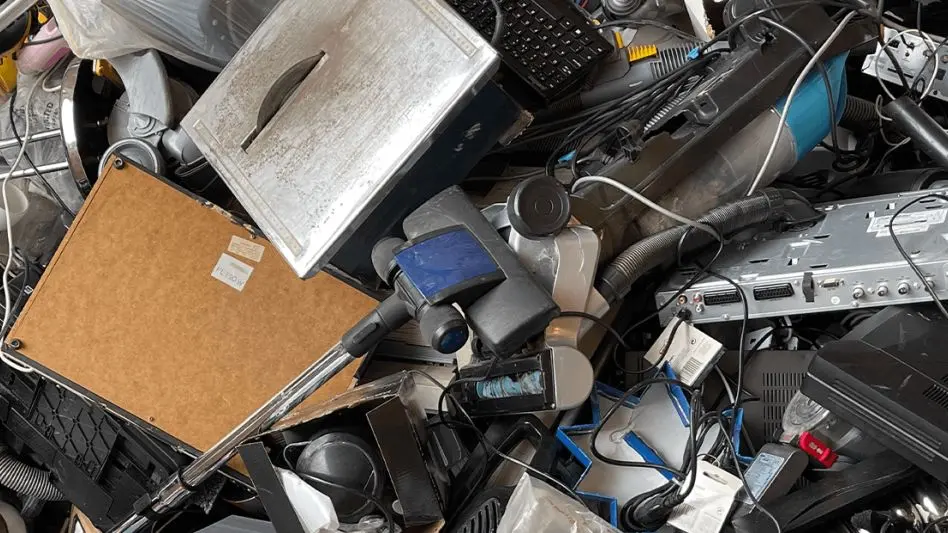 Jornada de recolección de residuos tecnológicos y ecobotellas en el Partido Socialista 