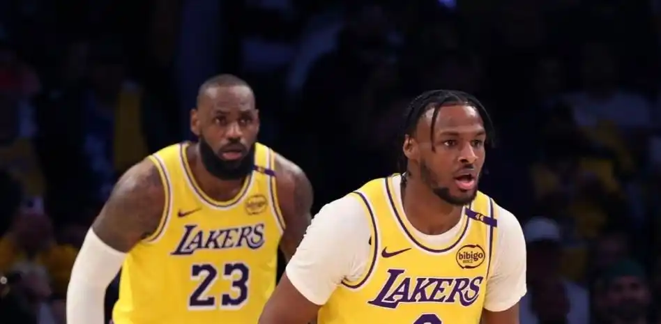 LeBron y Bronny disputando un partido
