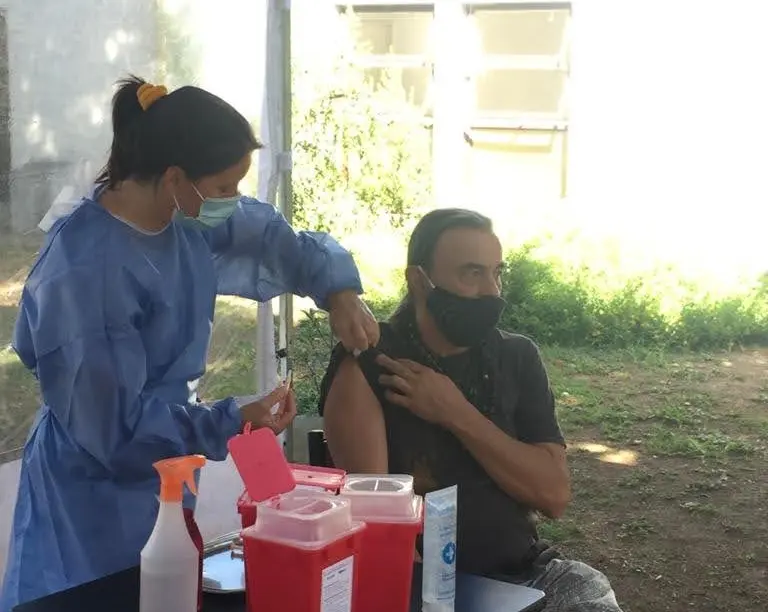 Se reanuda la vacunación contra el coronavirus: aplican 2250 dosis a mayores de 60 años