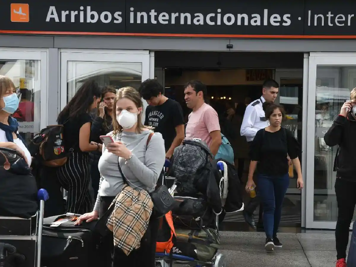 Pese al aumento de controles, el 32% de las personas que ingresan del exterior no cumple la cuarentena