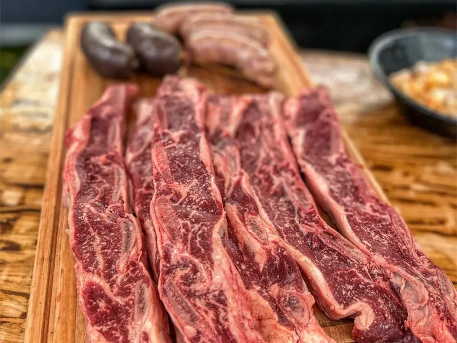 El secreto de los expertos parrilleros para lograr costillas perfectas en el asado