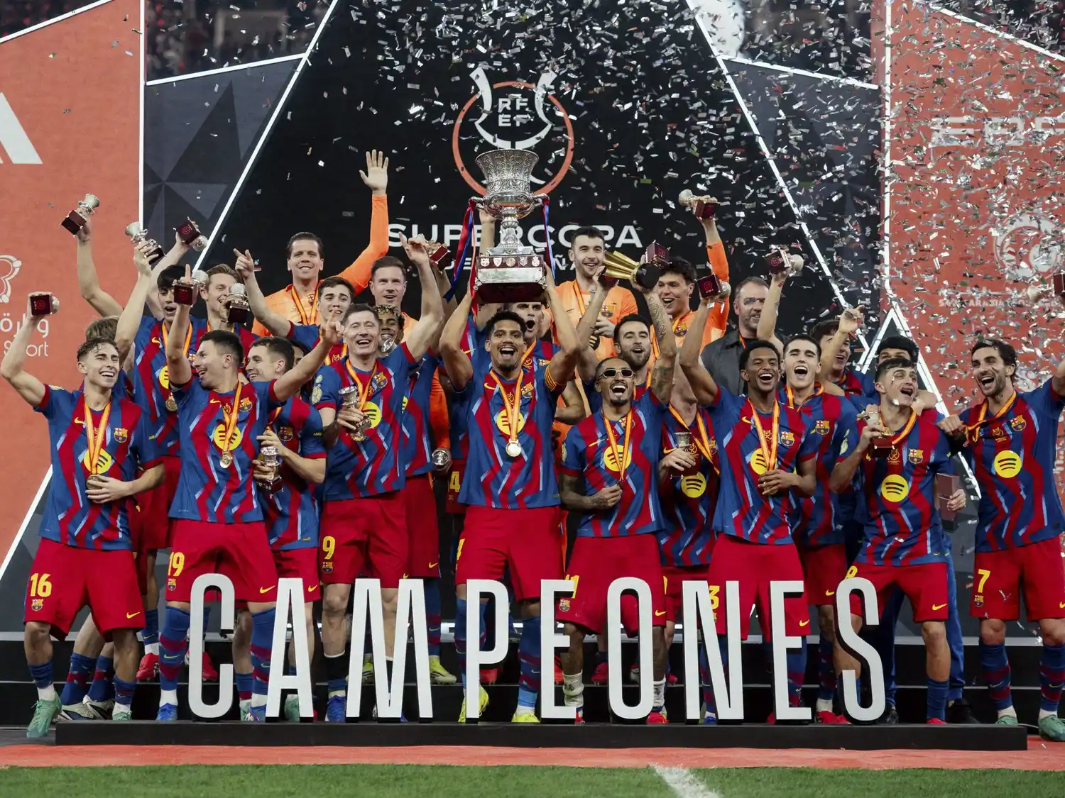 Barcelona levanta el trofeo de campeón en Yeda.