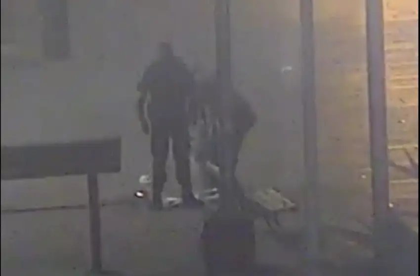 Video: los vieron tirando basura y la policía los obligó a juntarla