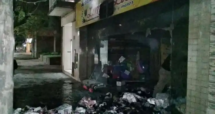 Incendio intencional en comercio de artículos de limpieza