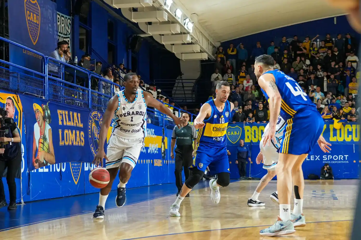 Al Thornton contra la doble marca de Boca (Foto: Prensa Boca)