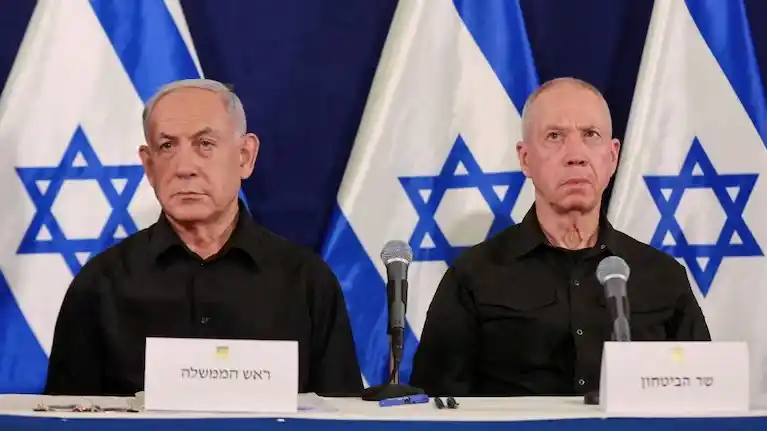 Benjamin Netanyahu y el destituido ministro de Defensa Yoav Gallant