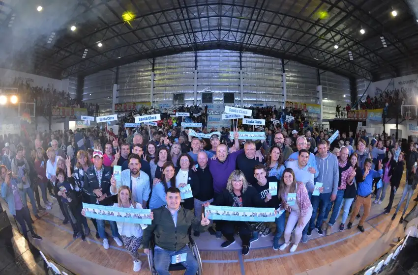 Multitudinario cierre de campaña de Jorge Paredi y Walter Wini en Santa Clara del Mar