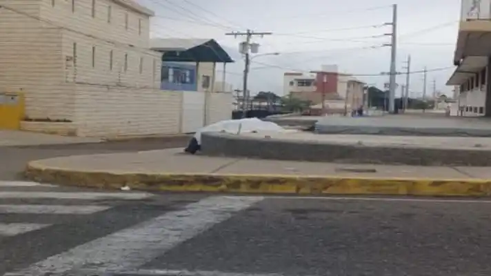 SENSIBILIDAD PERDIDA: hombre fallece y los transeúntes en vez de ayudar le robaron su bicicleta