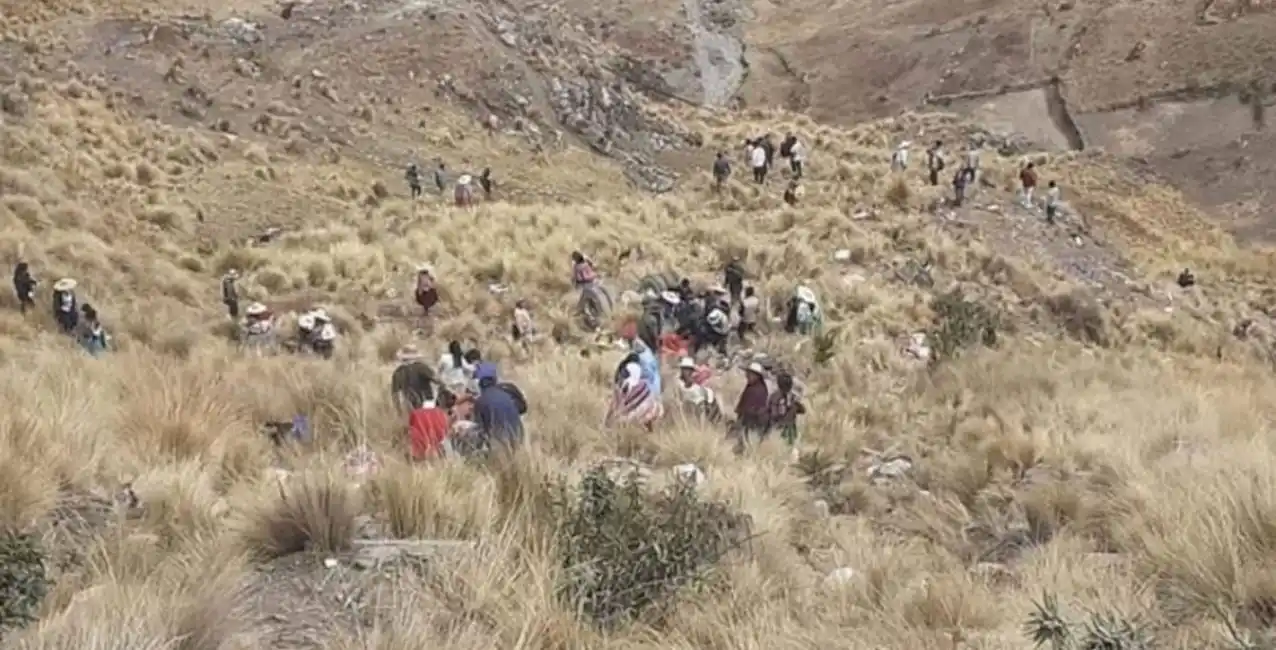 Bolivia: al menos 23 muertos tras la caída de colectivo a un barranco