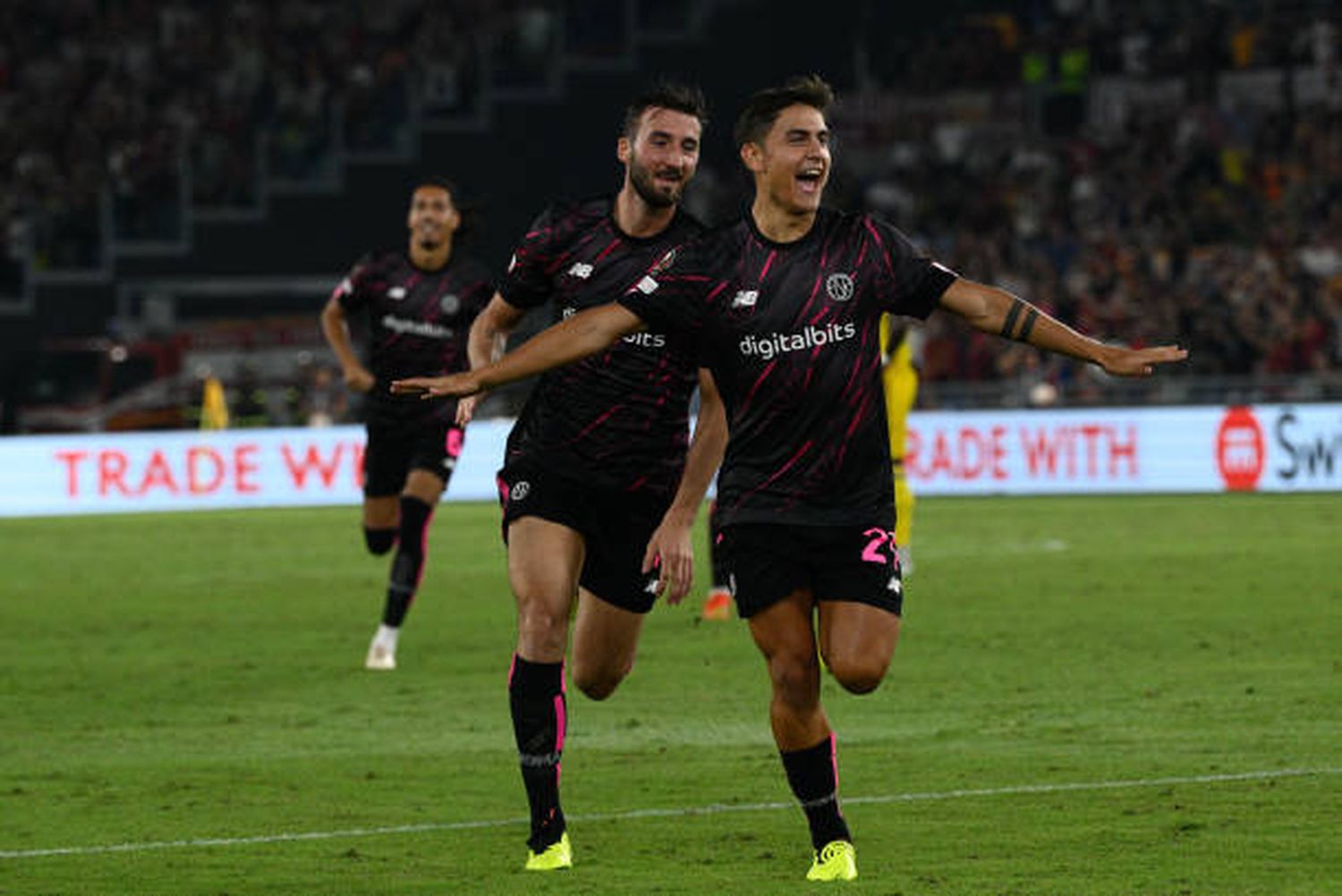 Dybala abrió la victoria de la Roma