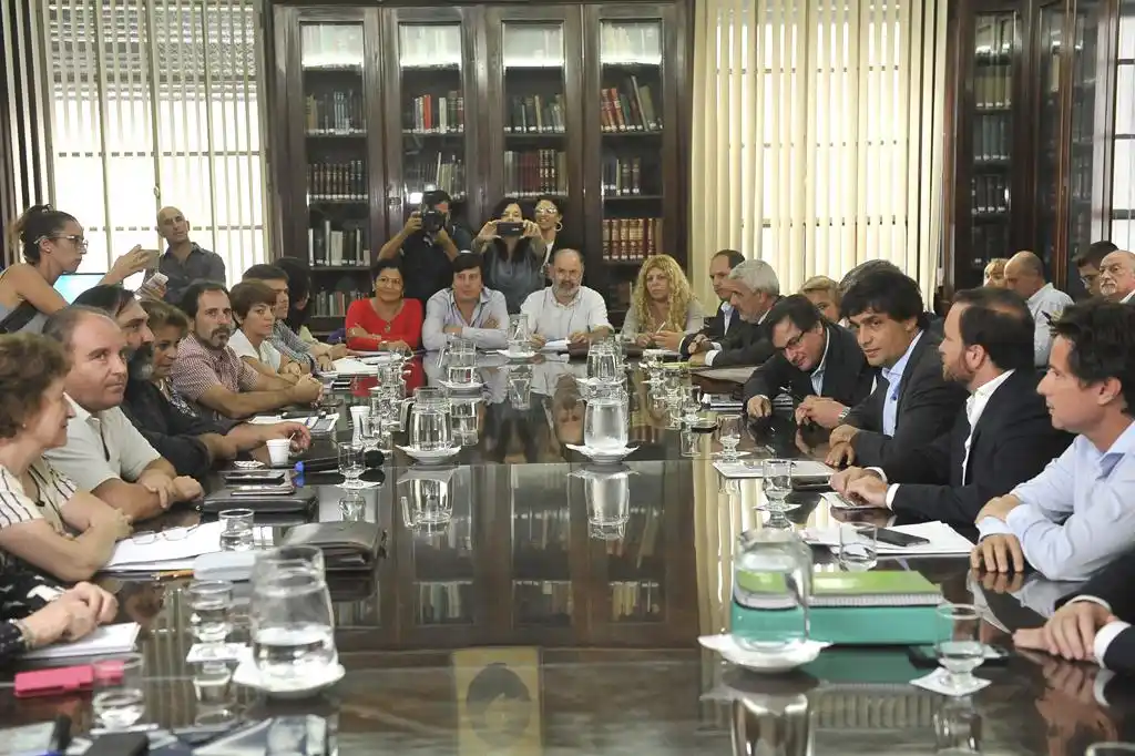 La Provincia otorgará otro adelanto del 8% y los docentes respondieron con un paro