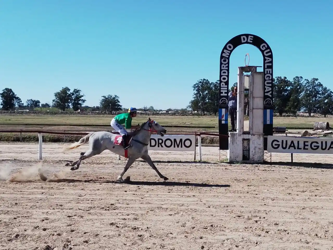Gran jornada hípica en Gualeguay: 13 carreras y un hipódromo colmado