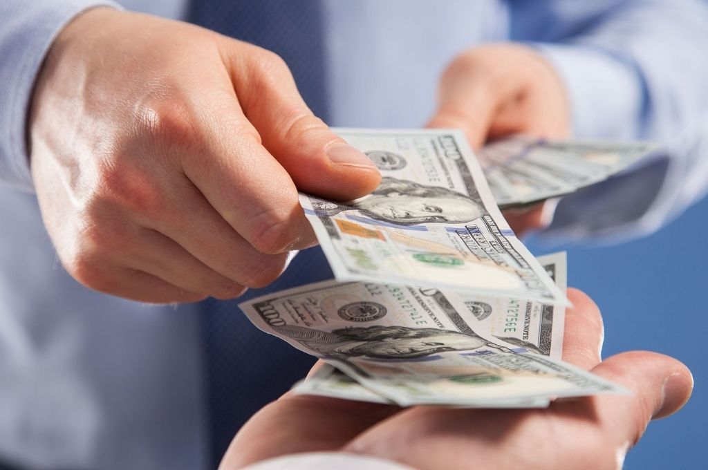 Los que retiraron dólares deberán pagar el impuesto a los Bienes Personales