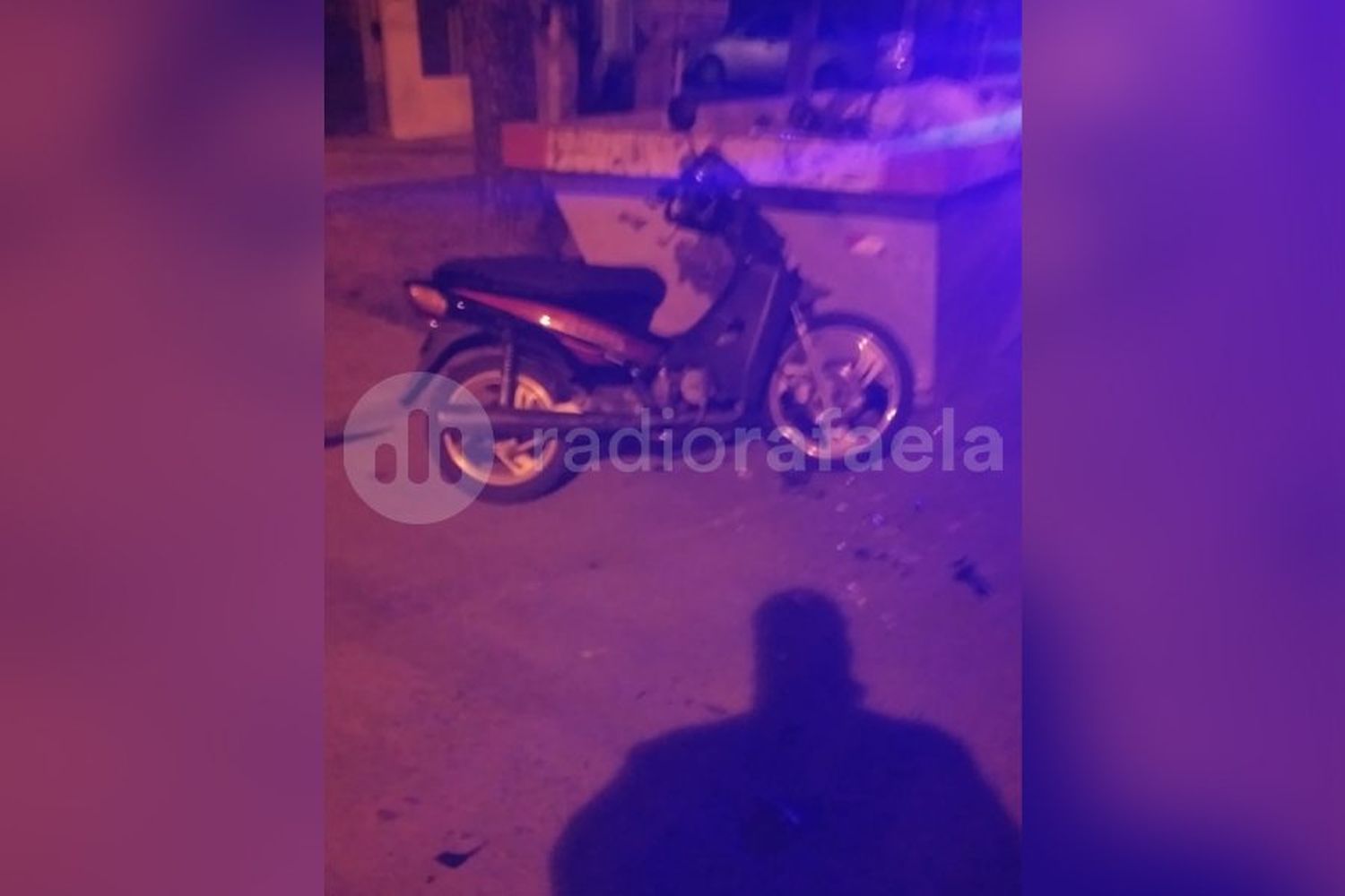 En moto, impactó de lleno contra un contenedor durante la madrugada