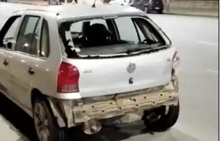 El vehículo de Lucas Bastida luego del impacto de una de las motos.