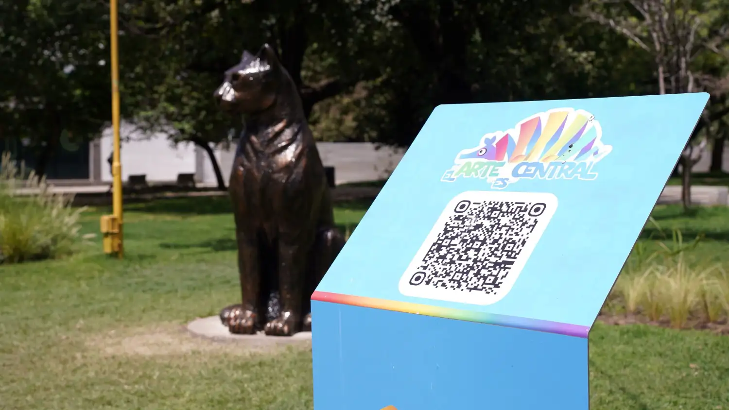 escultura del puma, código qr