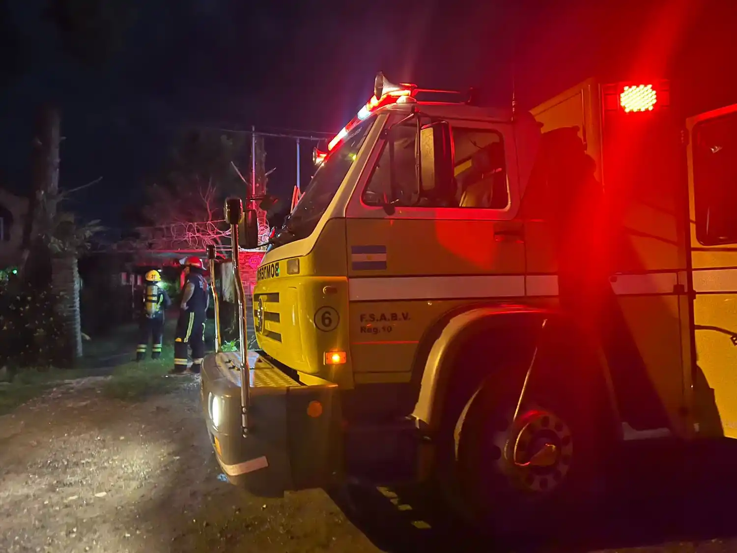 Personal de bomberos trabajando en sofocar el fuego.