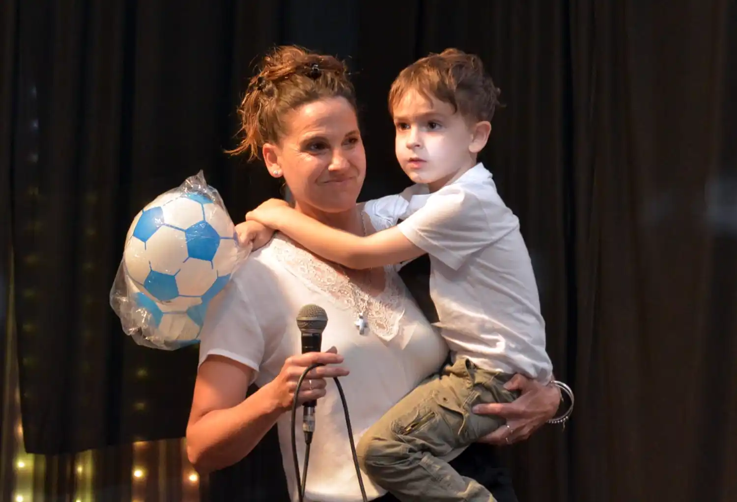 Isi con su mamá Laura en el escenario.