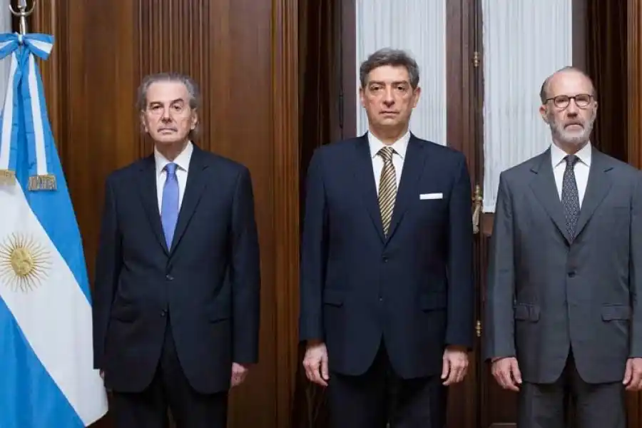 Los dos fallos llevan las firmas de los ministros Horacio Rosatti, Juan Carlos Maqueda y Carlos Rosenkrantz. Ricardo Lorenzetti no votó en ninguno de los casos al encontrarse de viaje.