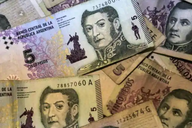 Extienden por un mes la validez de los billetes de 5 pesos